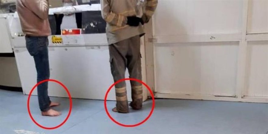 Hastanenin acil girişine çamurlu ayakkabılarını çıkararak girdiler