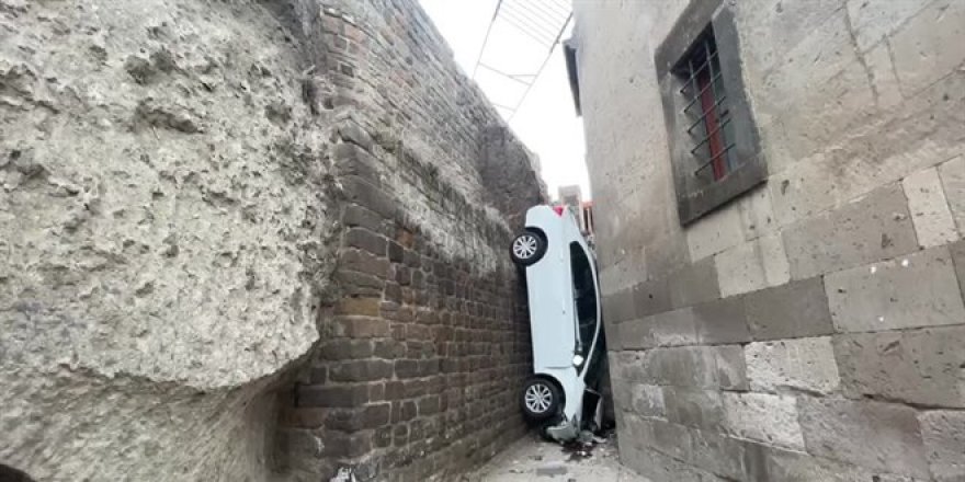 Cami ile istinat duvarı arasına düşen araçta 2'si öğretmen 3 yaralı