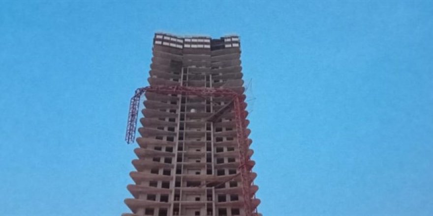 İzmir'de kule vinç devrildi: 5 ölü, 2 yaralı