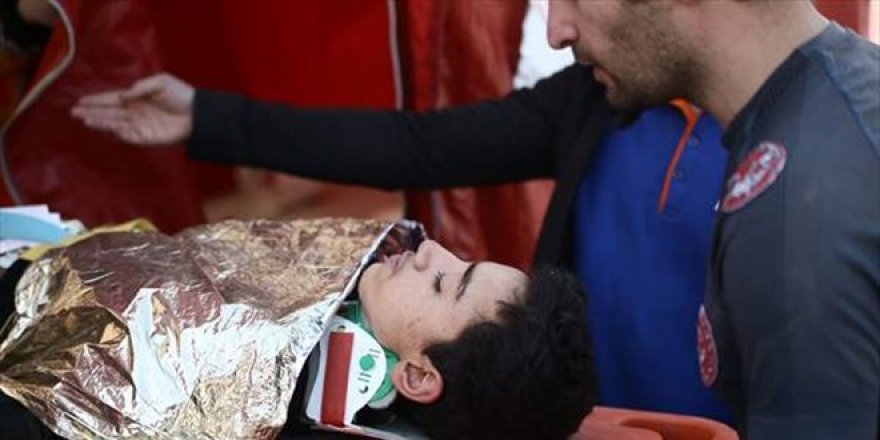 Hatay'da depremin 128. saatinde 13 yaşındaki çocuk, enkazdan sağ çıkarıldı