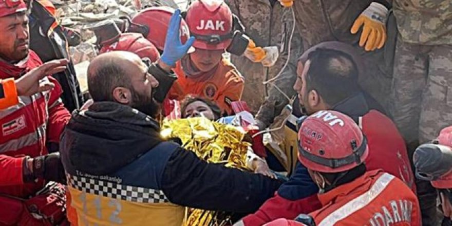 Baba-kız depremin 132. saatinde enkazdan kurtarıldı