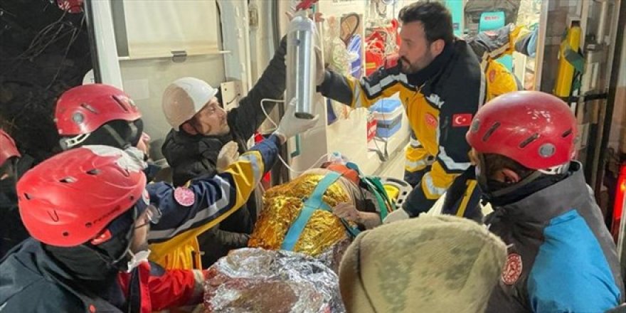 Adıyaman'da 77 yaşındaki kadın enkaz altından 212 saat sonra kurtarıldı