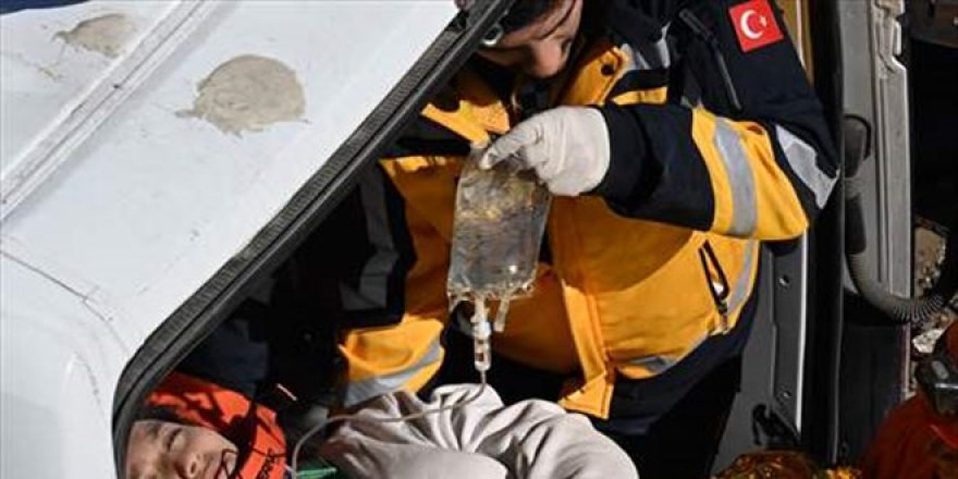 Kahramanmaraş'ta bir genç kız 248'inci saatinde enkazdan sağ çıkarıldı