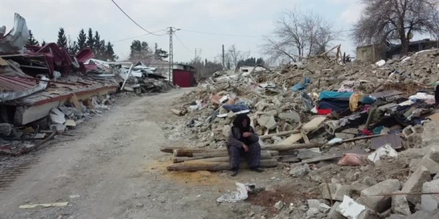 Depremde kaybettiği 2 oğlu, gelini ve 3 torununun yasını tutuyor