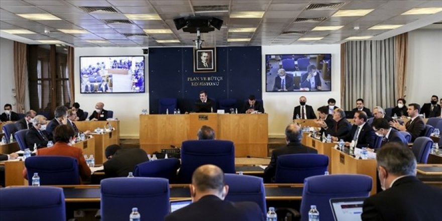 Emekli maaşına zam ve geçici işçilere kadro teklifi, Komisyonda