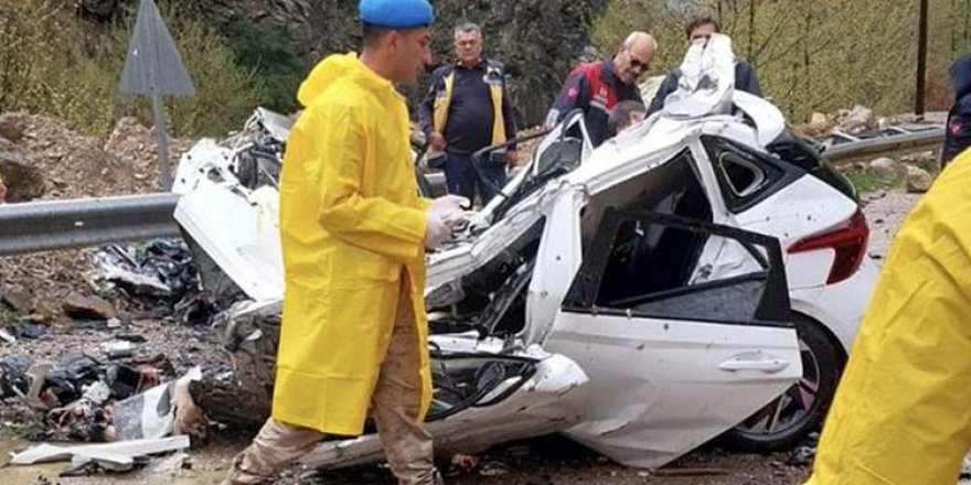 Üzerine kaya devrilen otomobildeki 4 öğretmen hayatını kaybetti