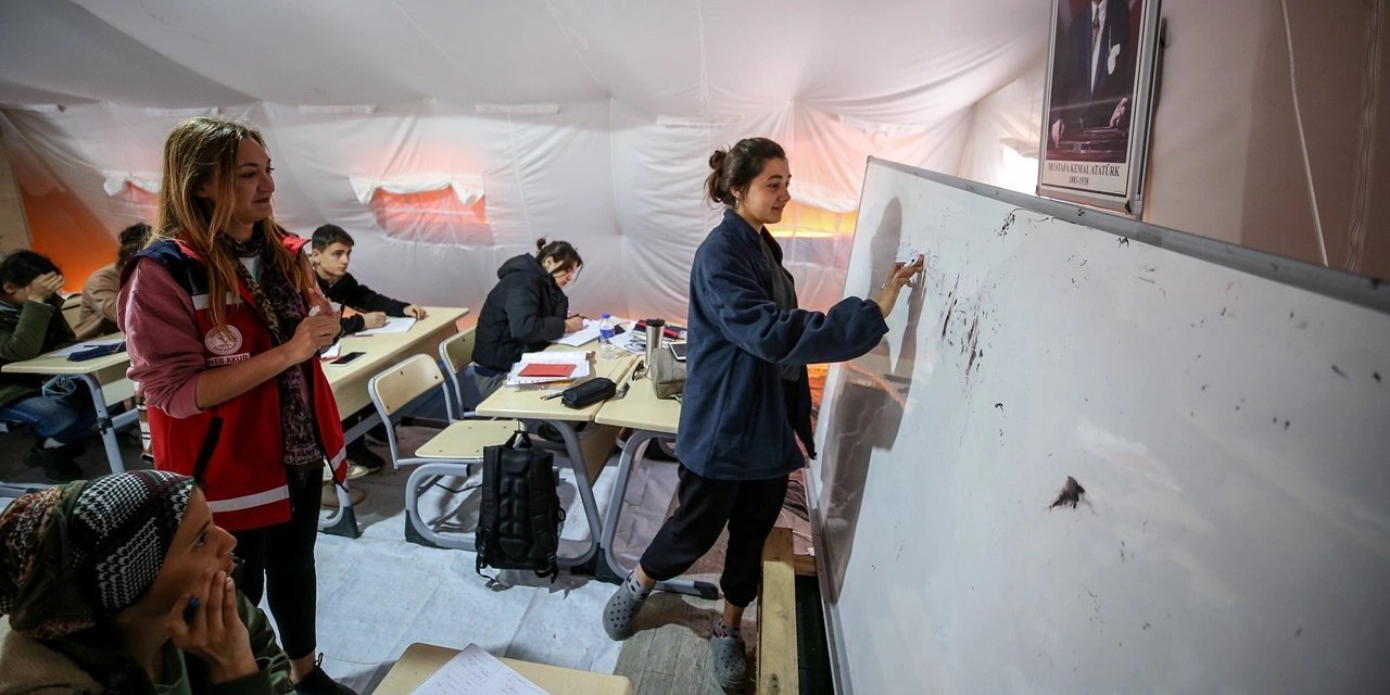 Deprem bölgesindeki öğretmenlere "geri dön" talimatı!