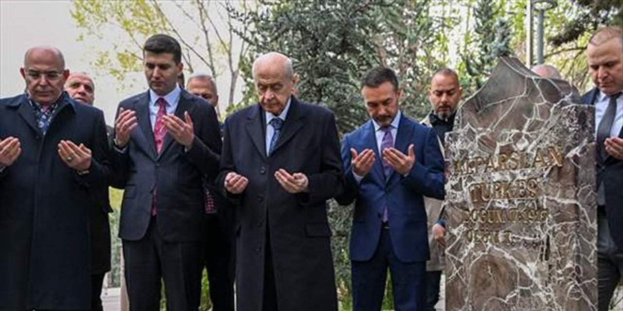 Devlet Bahçeli, Alparslan Türkeş'in kabrini ziyaret etti