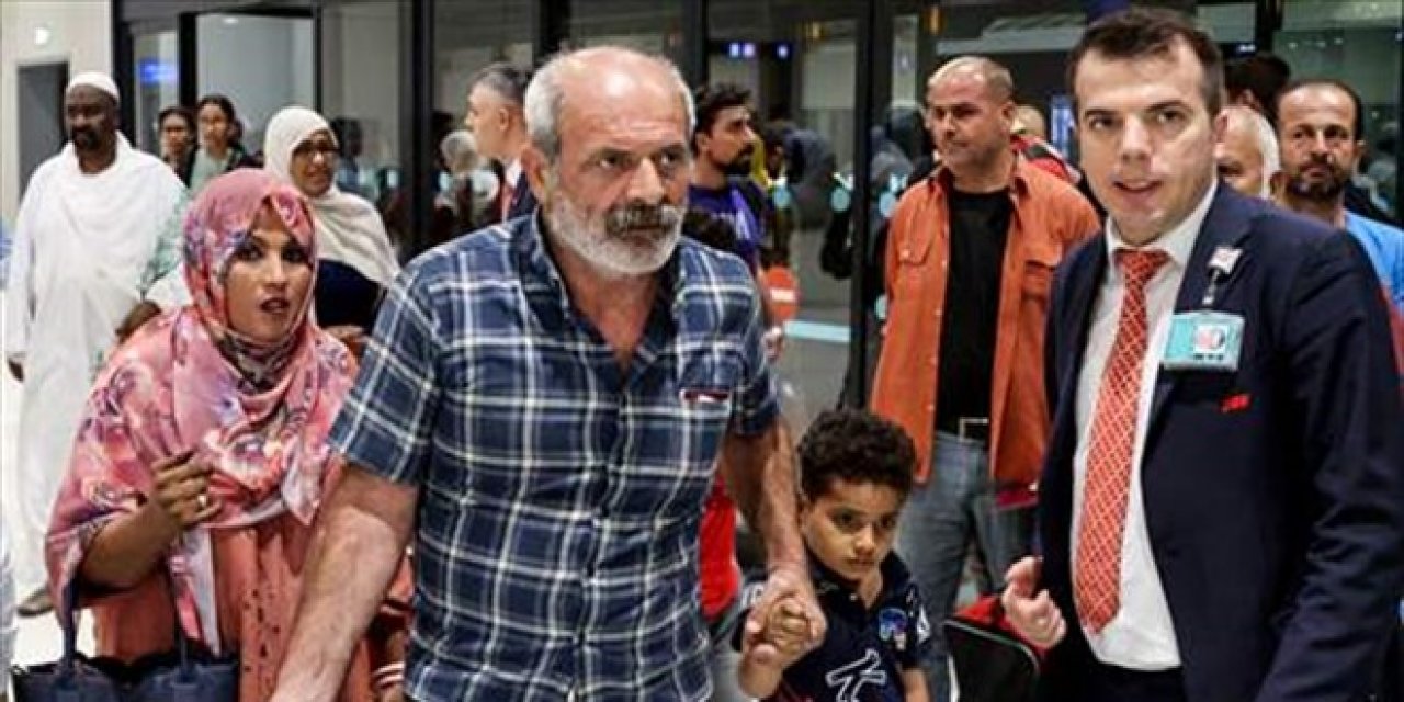 Sudan'dan askeri uçakla tahliye edilen 170 Türk vatandaşı Türkiye'ye geldi