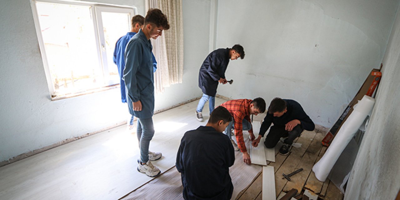 Meslek liseli öğrenciler ihtiyaç sahiplerinin evlerini yeniliyor