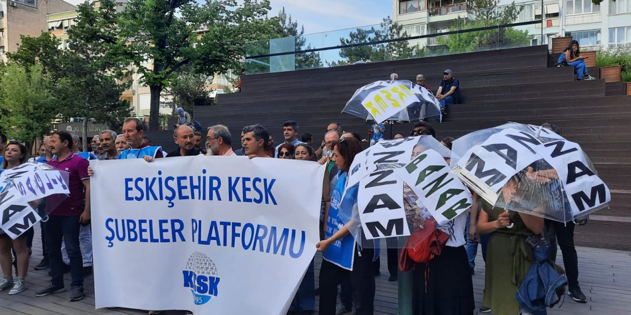 Memur isyanda! Zamlara karşı şemsiye açtılar