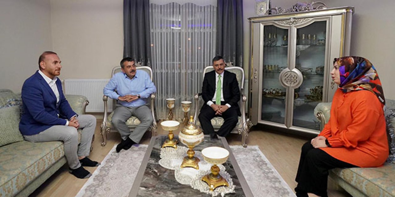 Yusuf Tekin, öğretmen çiftin çay davetine kayıtsız kalmadı!