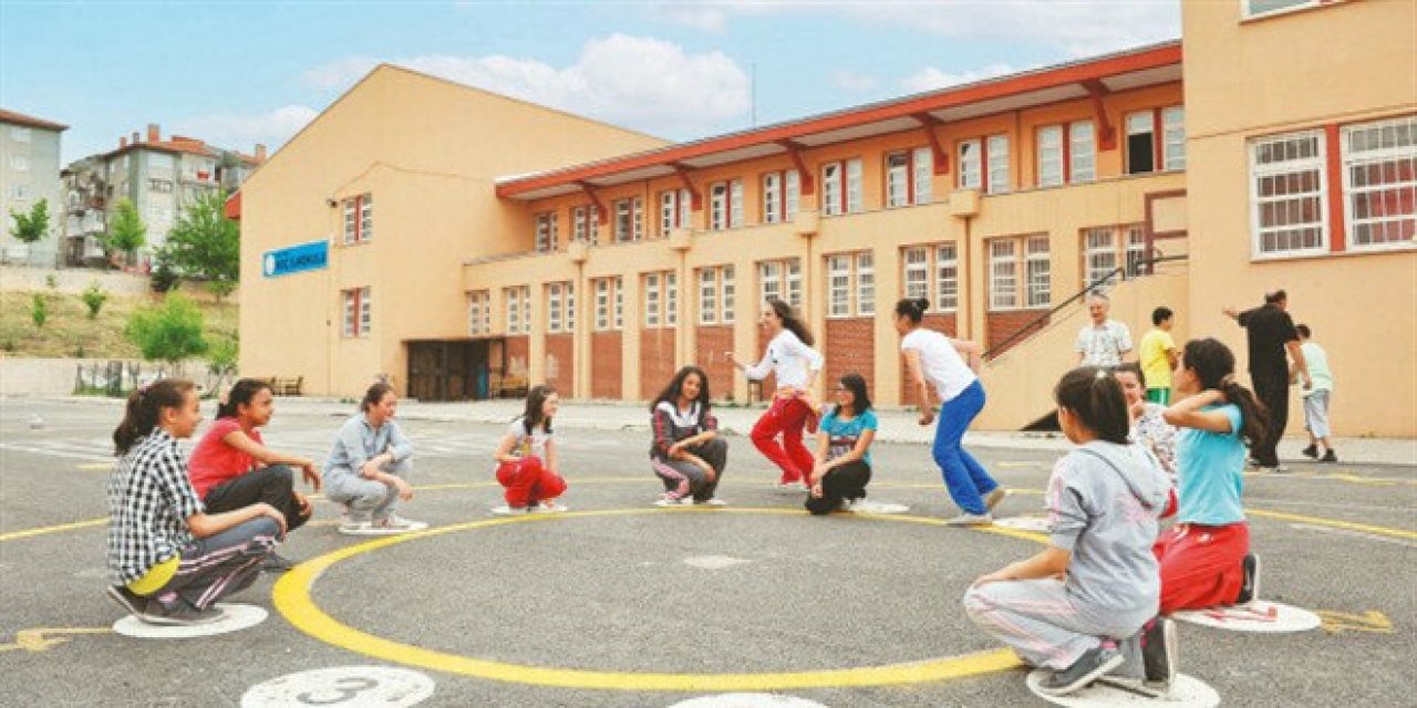 Okullara seksek ve körebe alanı
