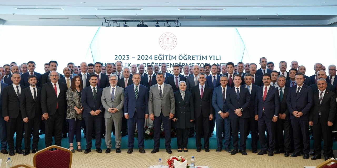 Bakan Tekin'den "Öğretmene Önlük" ve "Okulda Cep Telefonu Yasağı" Açıklaması