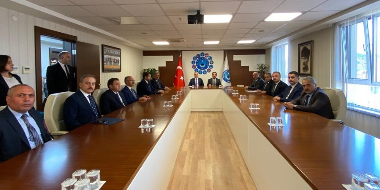 Çalışma Bakanı Işıkhan'dan Türkiye Kamu-Sen'e Övgü!