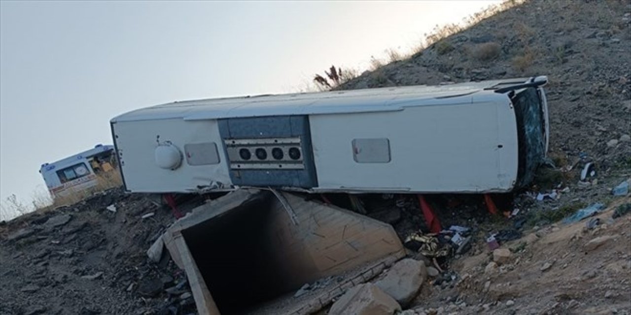 Yolcu otobüsü şarampole devrildi, 3 kişi hayatını kaybetti, 22 kişi yaralandı