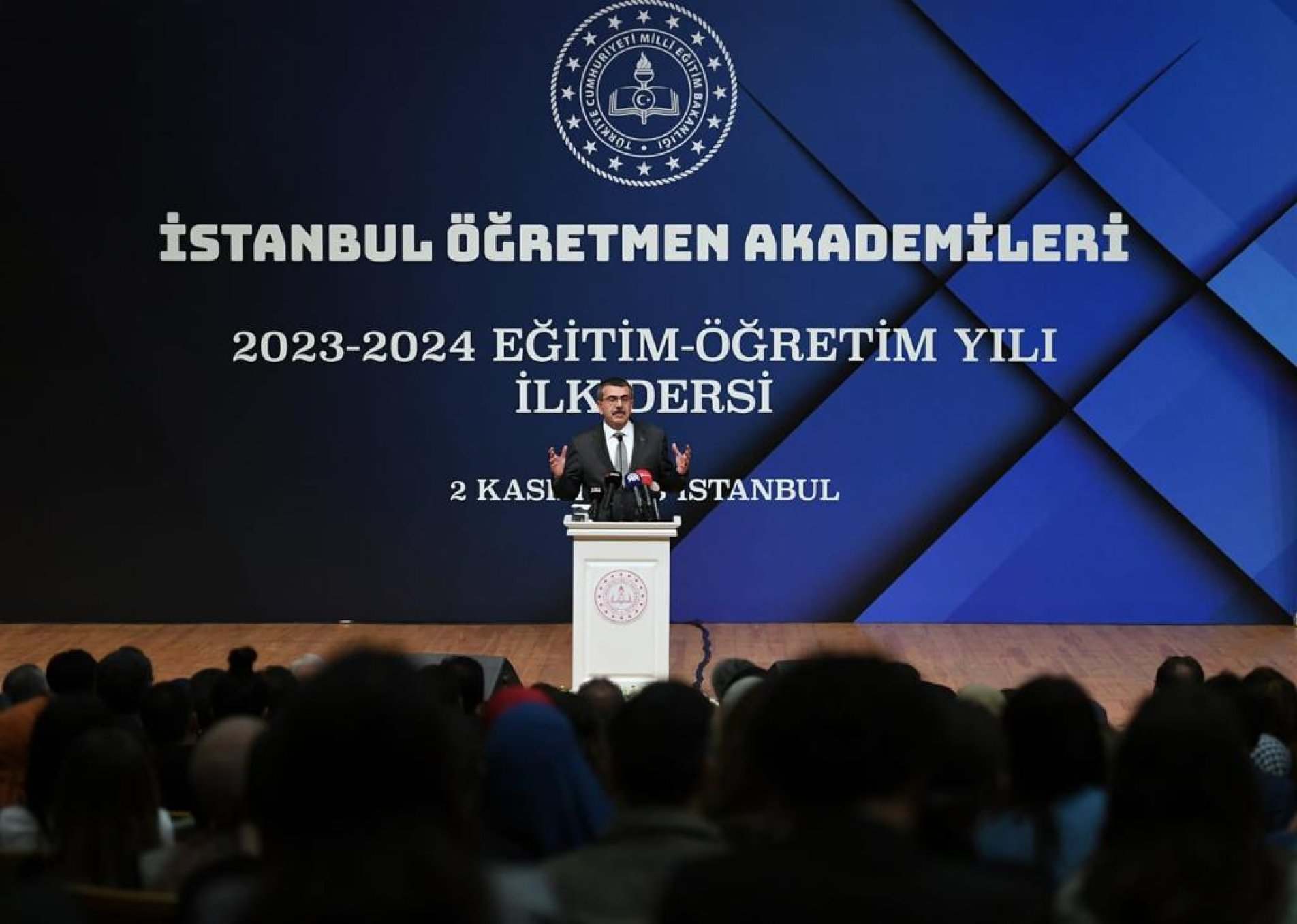 Bakan Tekin'den İlk Ders: Öğretmenler de kendini güncellemeli