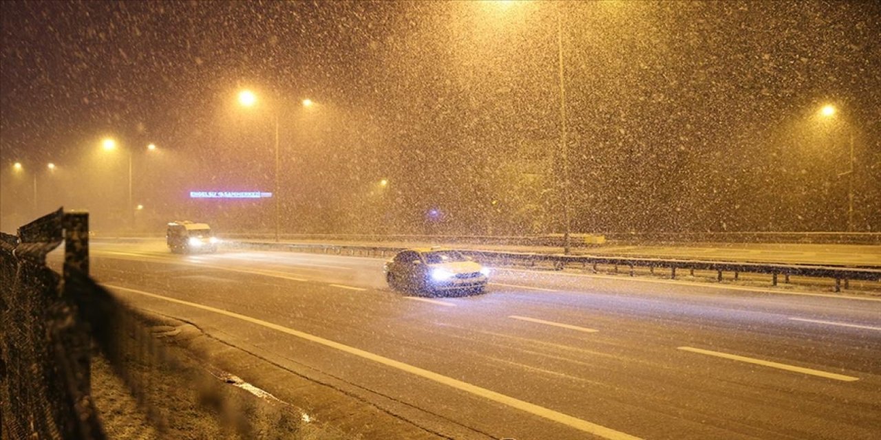 İstanbul'da kar ve fırtına etkili oldu