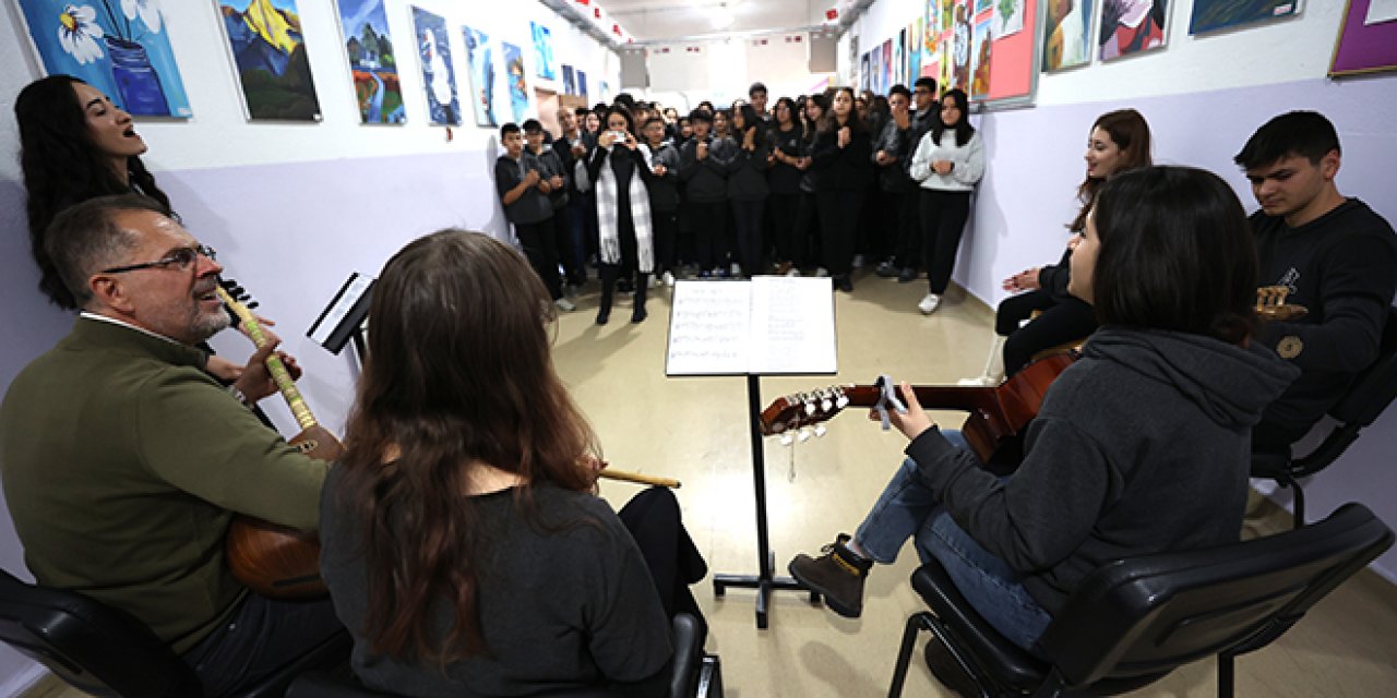 Öğrencilerini stresten uzaklaştırmak için okulda 'koridor konserleri' düzenliyor