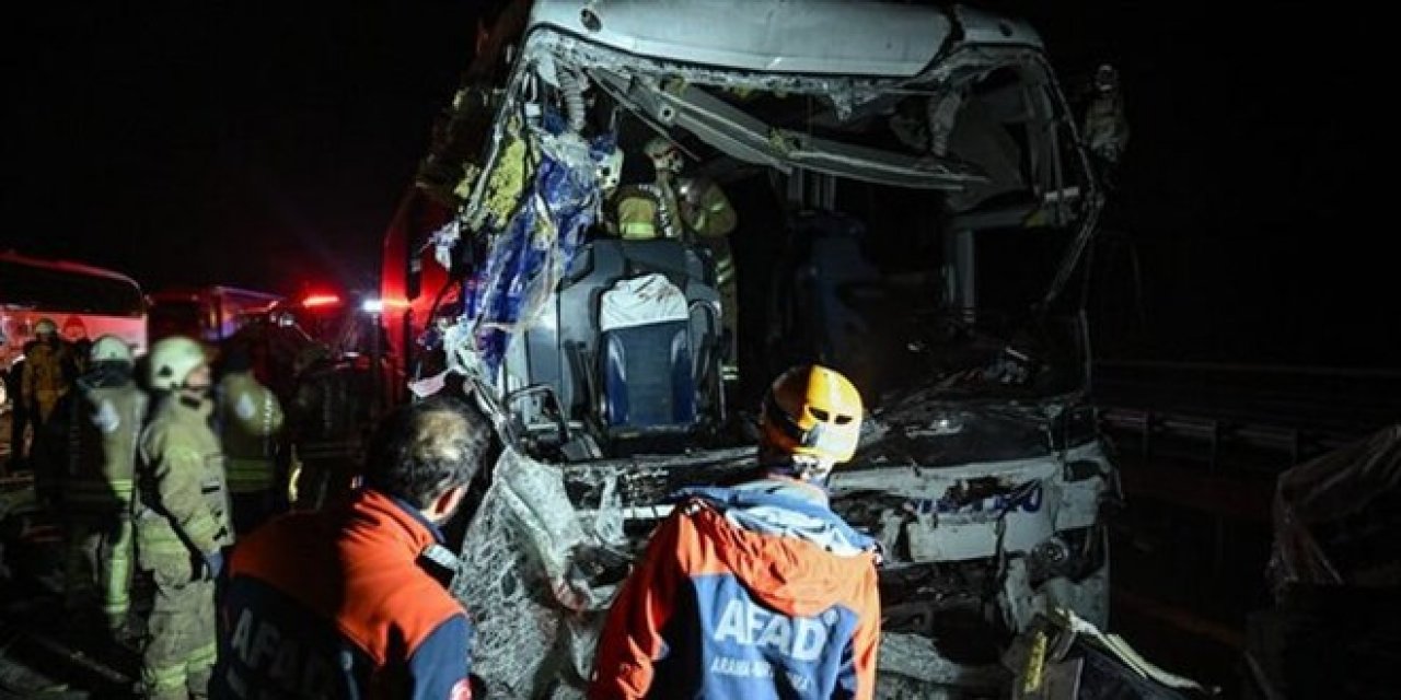 Otoyol'da yolcu otobüsü ile tır çarpıştı...Ölü ve yaralılar var