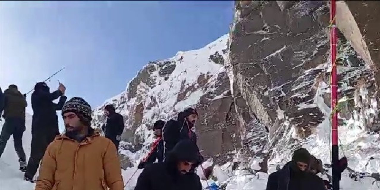 İş makinesi uçuruma yuvarlandı...Ölü sayısı 4'e çıktı