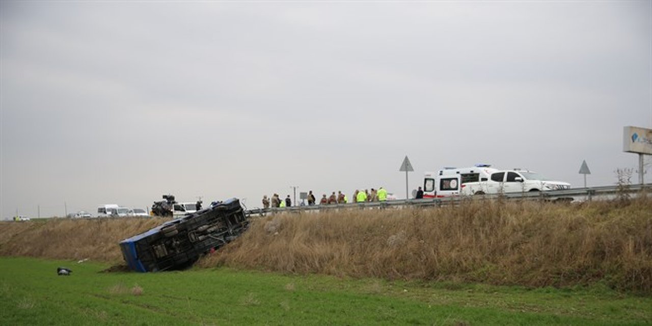 Cezaevi aracı devrildi 4 jandarma personeli ve 3 hükümlü yaralandı