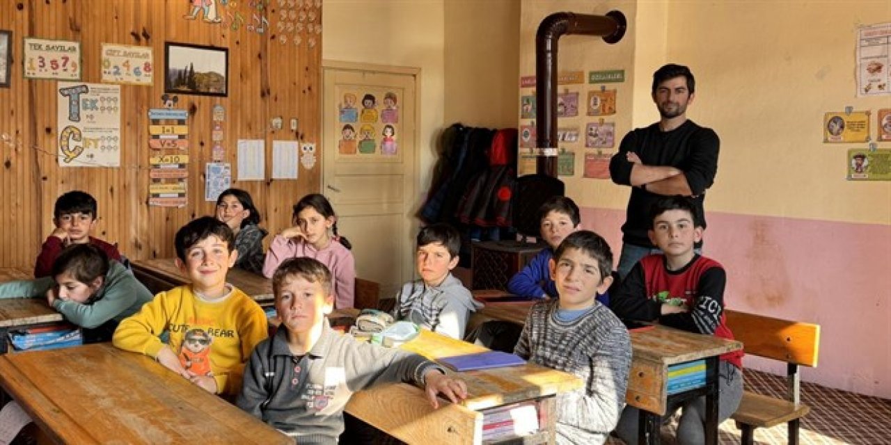 Mezun olduğu köy okulunda eşiyle öğretmenlik yapıyor