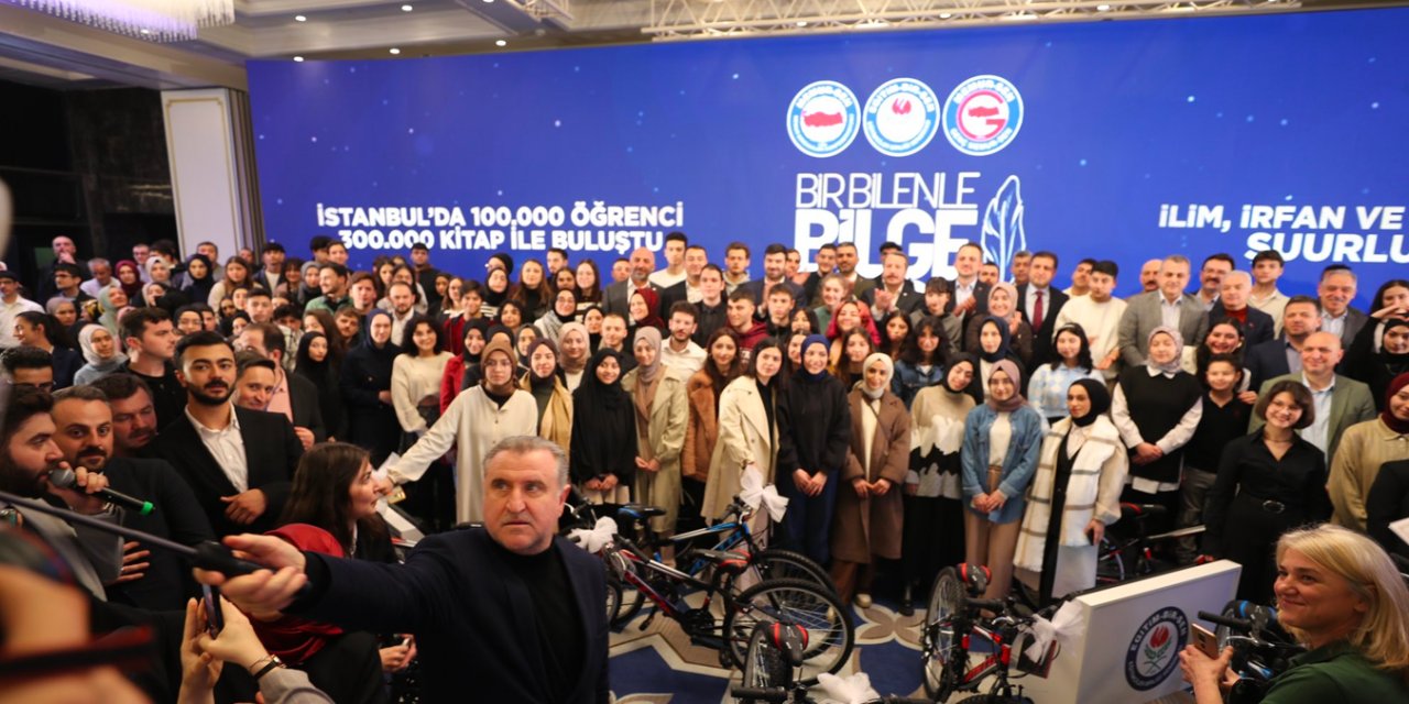 100 bin öğrenci 300 bin kitapla buluştu! Bilge nesil ödülünü İstanbul'da aldı!