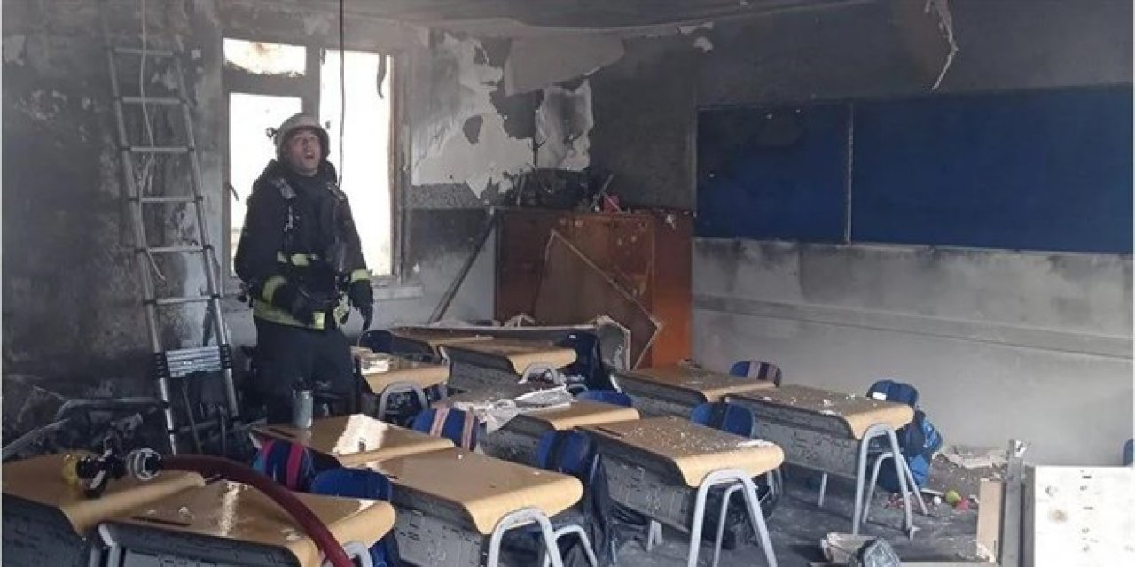 Okulda yangın paniği: Sınıflar kullanılamaz hale geldi