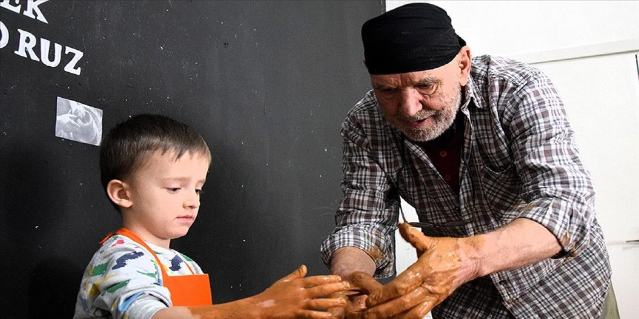 Bilecikli "Yaşayan İnsan Hazinesi" okullarda çocuklara çömlek sanatını öğretiyor