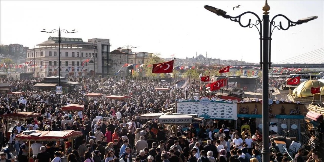 İstanbul'da insan seli: İğne atsan yere düşmez!