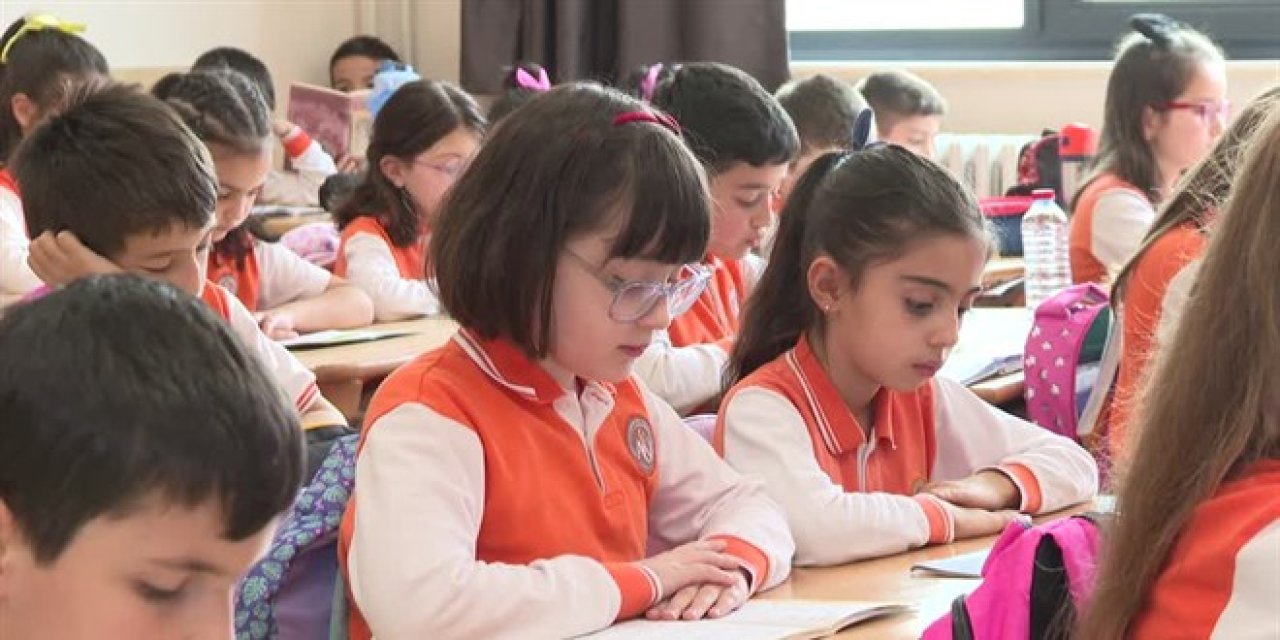 Öğrencilerine aşıladığı okuma sevgisiyle minik 'kitap kurtları' yetiştiriyor