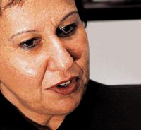 12 erkek adaya karşı bir kadın