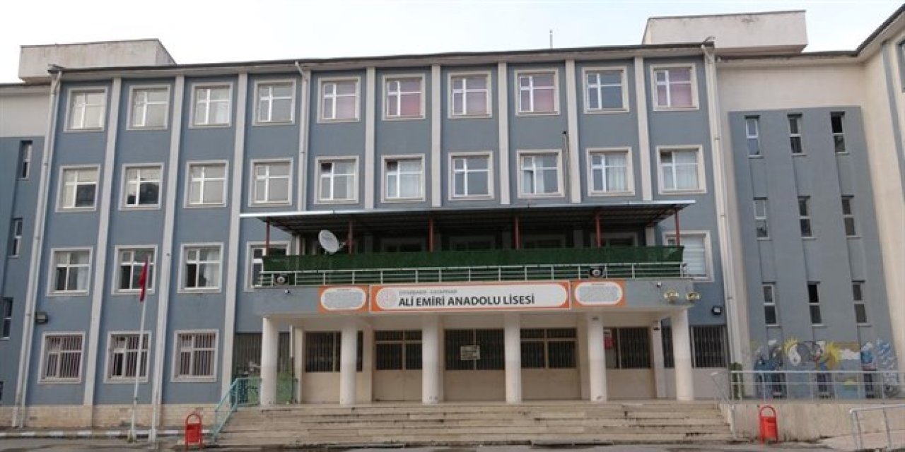 Okuldan uzaklaştırılan öğrenci, okul müdürünü bıçakladı!