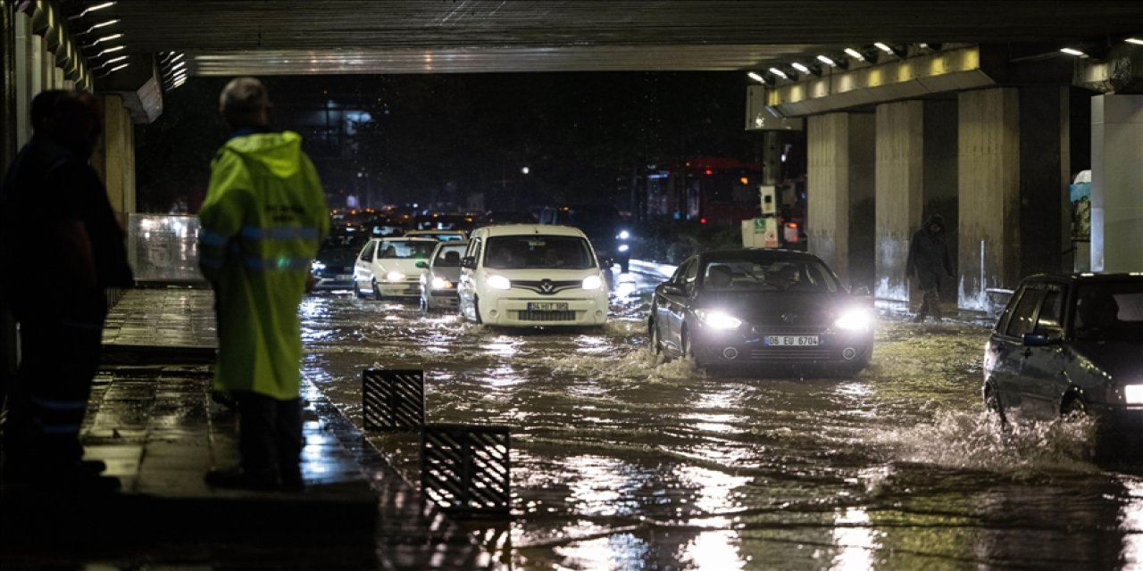 Ankara'da şiddetli yağış: Yollar çöktü, ev ve iş yerleri hasar gördü!