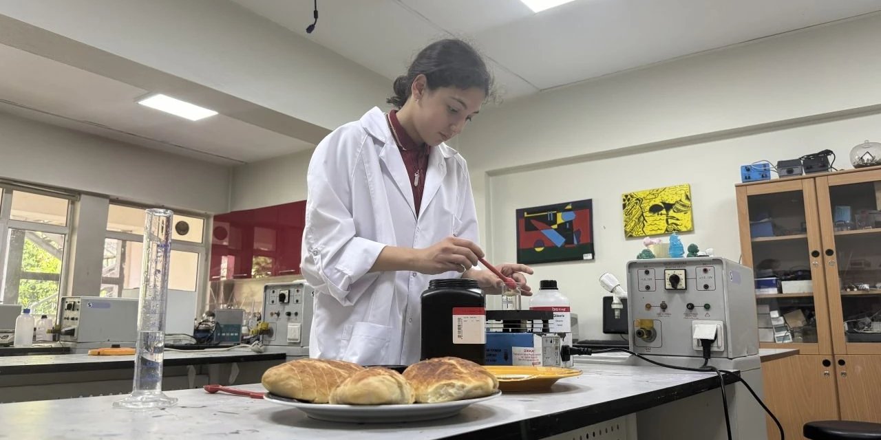 Ortaokul öğrencisi, bitki özlerinden ekmeğin küflenmesini geciktiren katkı maddesi üretti