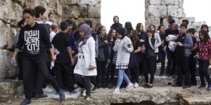 Öğrenciler tarih dersini antik şehirde işliyor
