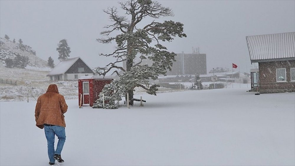 Kartalkaya'ya sezonun ilk karı yağdı
