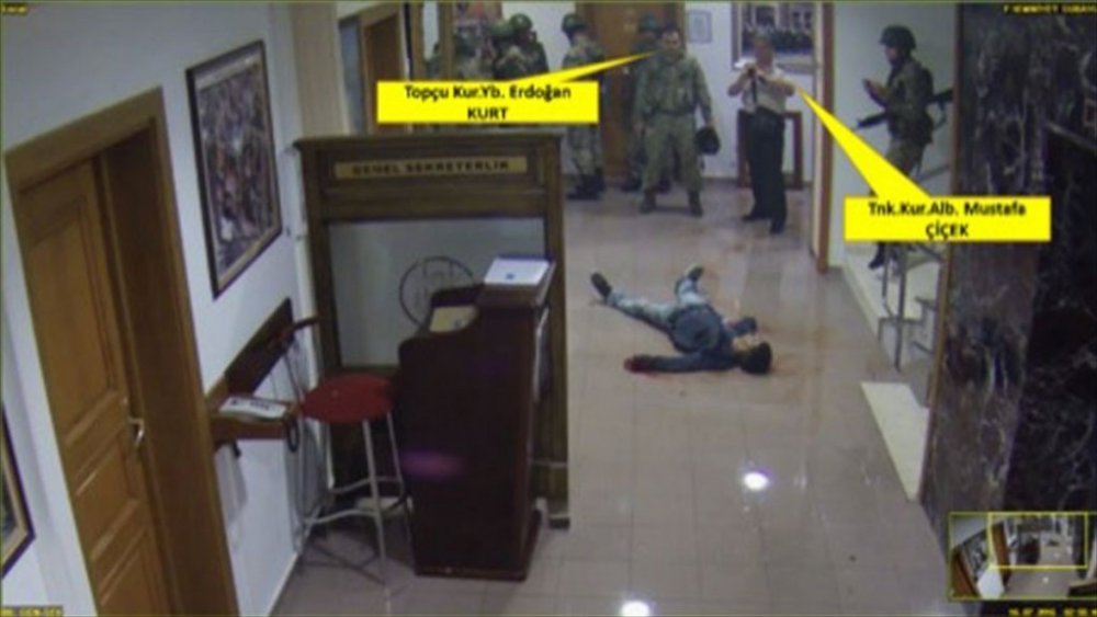 Darbeciler şehit ettikleri vatandaşın fotoğrafını çekmiş