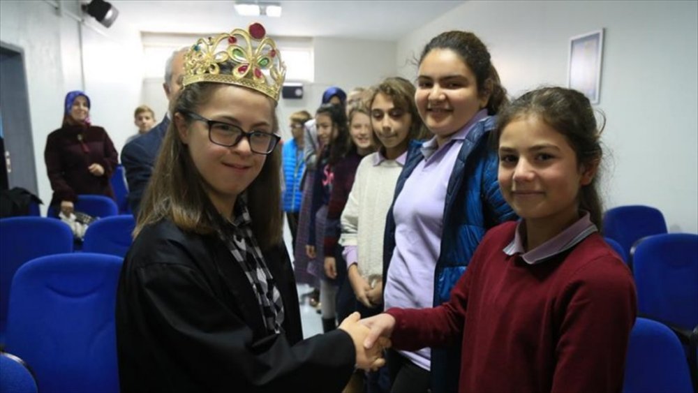 Down sendromlu Saliha, öz güveniyle örnek oldu
