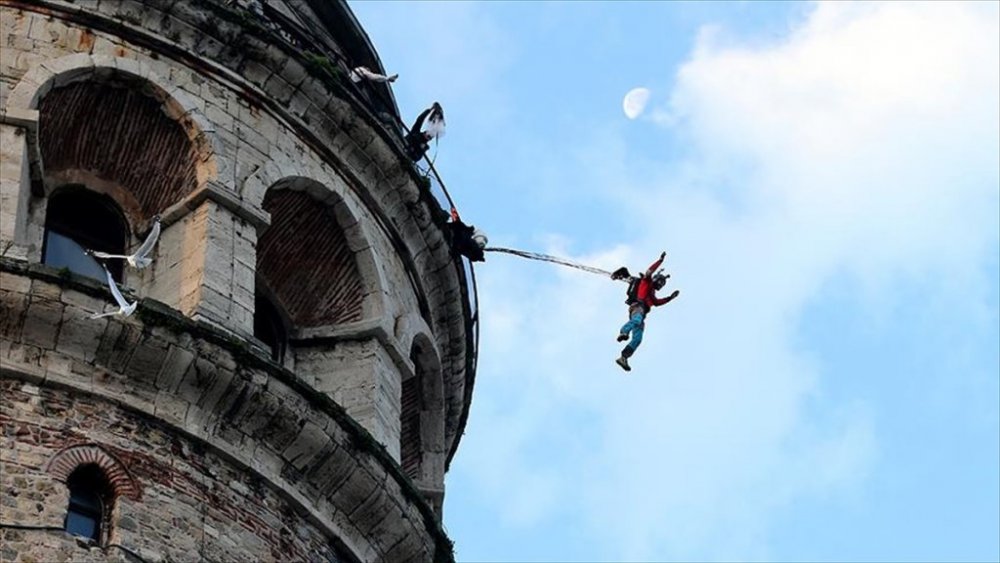 Ekstrem sporcu Koçak Galata Kulesi'den 'atladı'