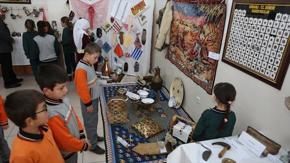 Öğrencileri için sınıfı müzeye dönüştürdü