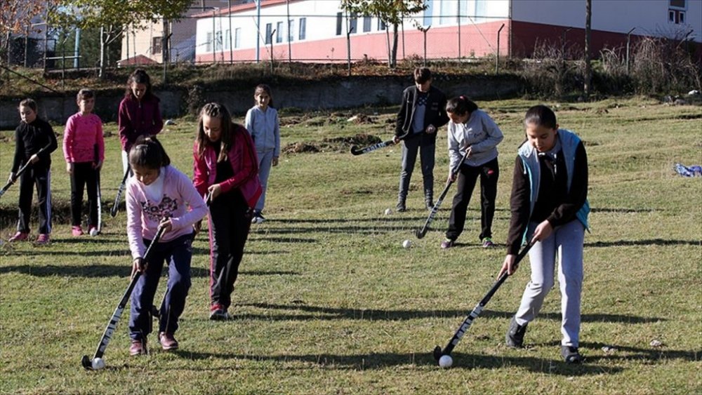 Taşımalı eğitim öğrencileri çim hokeyi öğreniyor