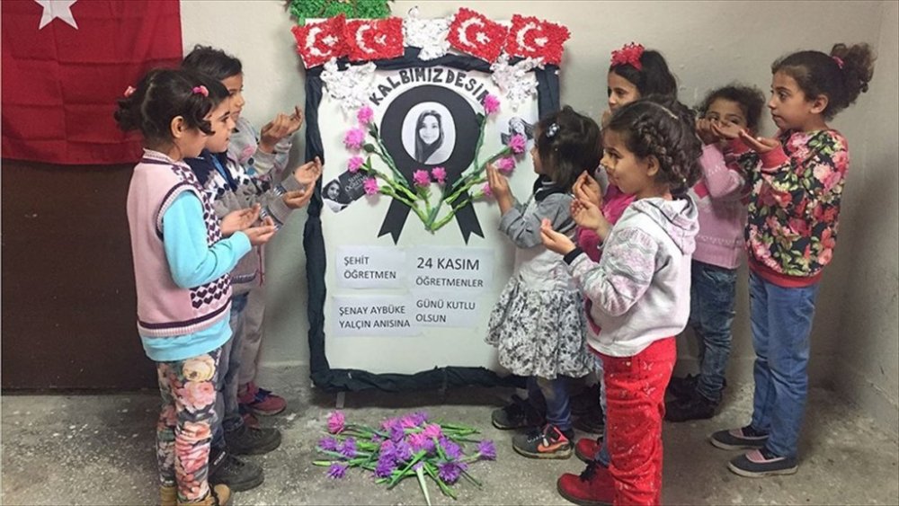 Minik eller şehit Aybüke öğretmen için duaya kalktı