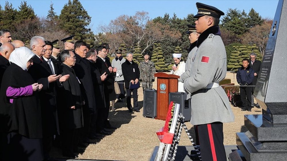 Başbakan Yıldırım Güney Kore'de Türk Şehitliğini ziyaret etti