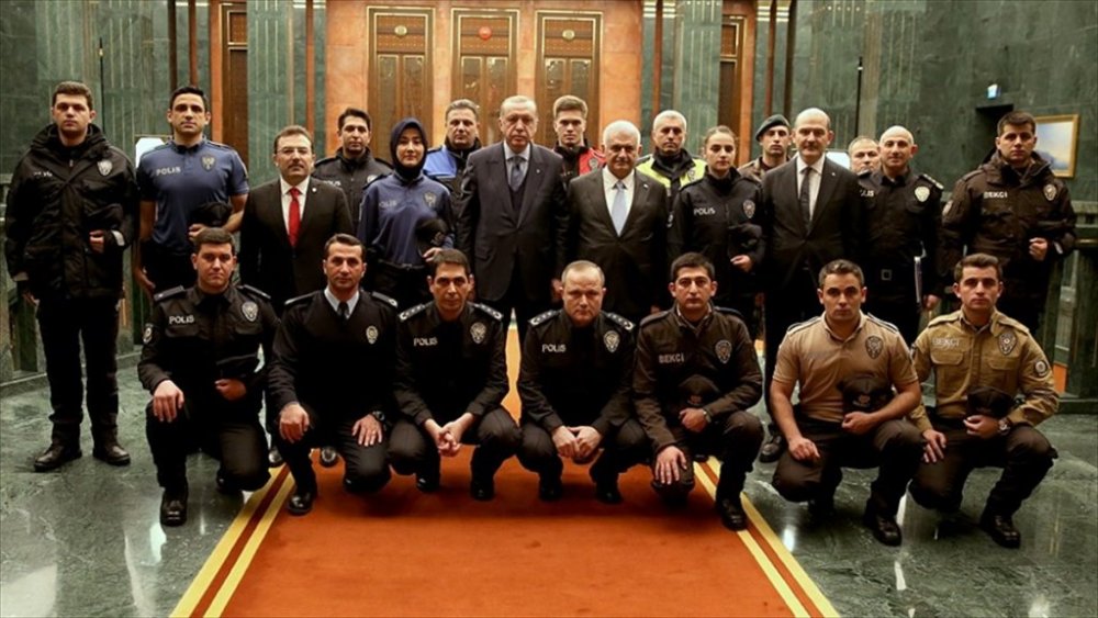 Emniyet personeli yeni üniformalarıyla Cumhurbaşkanlığı Külliyesi'nde