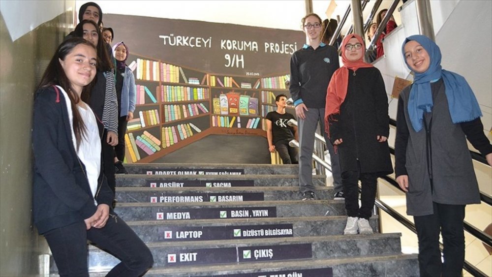 Öğretmenin Türkçe sevgisi okul duvarlarını süsledi