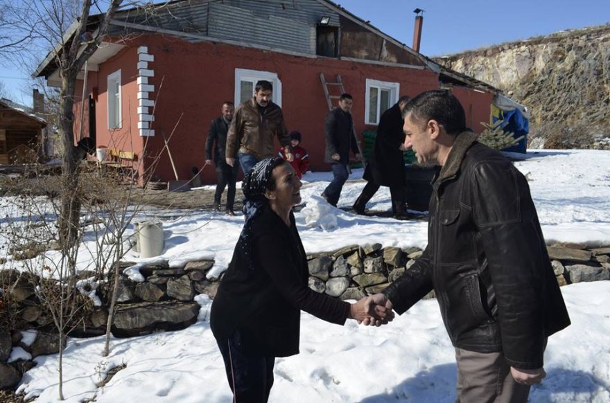 cetin-nazik,-karsda-ilk-mahalle-gezilerine-basladi-001.jpg