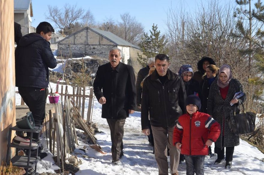 cetin-nazik,-karsda-ilk-mahalle-gezilerine-basladi.jpg