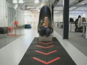 Merdivenlerde vakit kaybetmemek için kaydırak yaptılar!